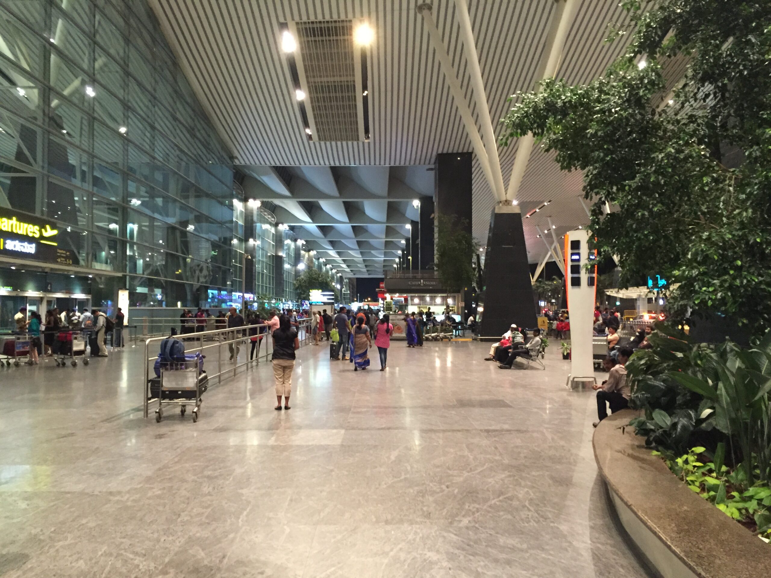 Kempegowda_Airport_curbside,_July_2016